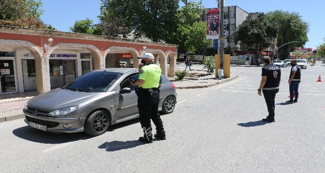 Edirne’de ‘tam kapanma’ denetimleri devam ediyor