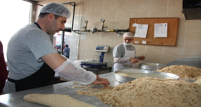 Diyarbakır’da tatlıcıların bayram mesaisi başladı: 50 bin kilogram tatlı üretildi