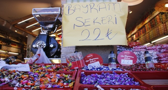Vatandaşlar geleneklerinden vazgeçmedi, kısıtlamaya rağmen bayram şekeri aldı