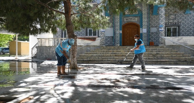Kuşadası Belediyesi’nden camilerde bayram temizliği