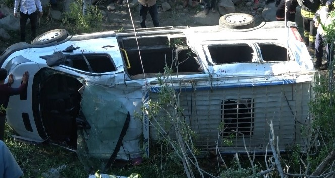 Bingöl’de minibüs şarampole yuvarlandı: 2’si ağır 16 yaralı