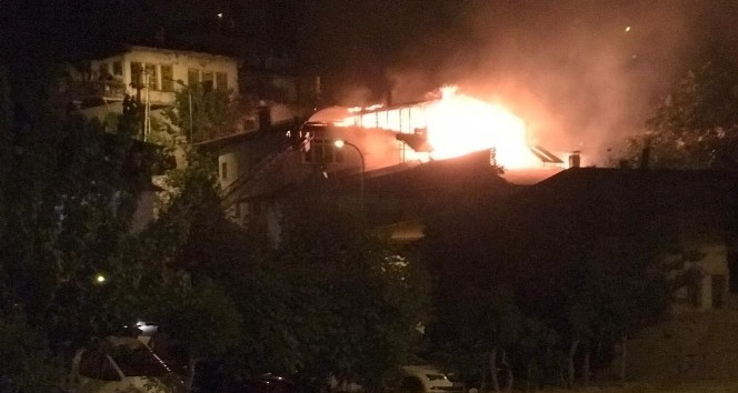 Karaman’da çıkan yangında 2 ev hasar gördü