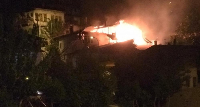 Karaman’da çıkan yangında 2 ev hasar gördü