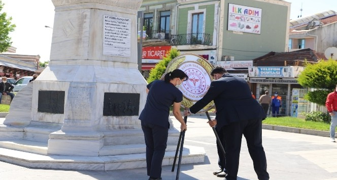 Ebe ve Hemşireler Haftası çelenk sunma töreni düzenlendi