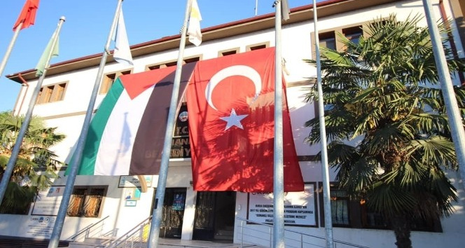 Belediye binasına Türk bayrağının yanına devasa Filistin bayrağı asıldı
