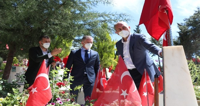 Adalet Bakanı Gül, bir ay önce ölen annesinin mezarını ziyaret etti