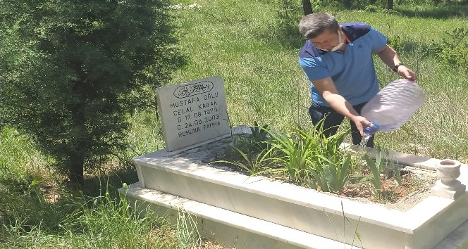 Oğullarının mezarına su dökmek için yardım istedikleri polis bakın ne yaptı