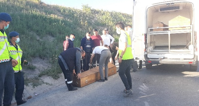 Kuzey Marmara Otoyolu’nda virajı alamayan tır devrildi: 1 ölü
