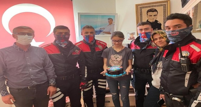 Kırşehir’de yunus polisinden doğum günü sürprizi