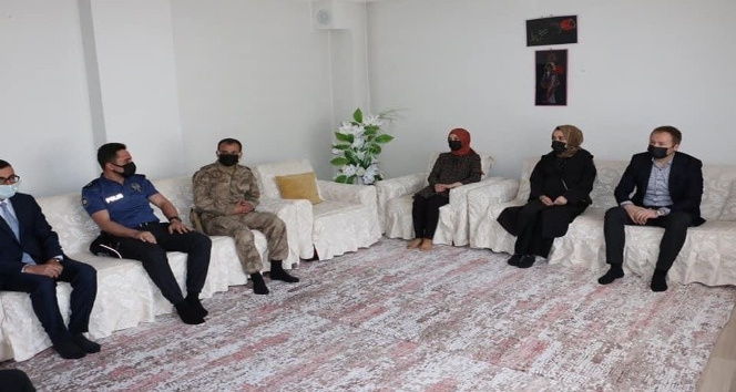 Hizan Kaymakamı Yelek, şehit ailesini ziyaret etti