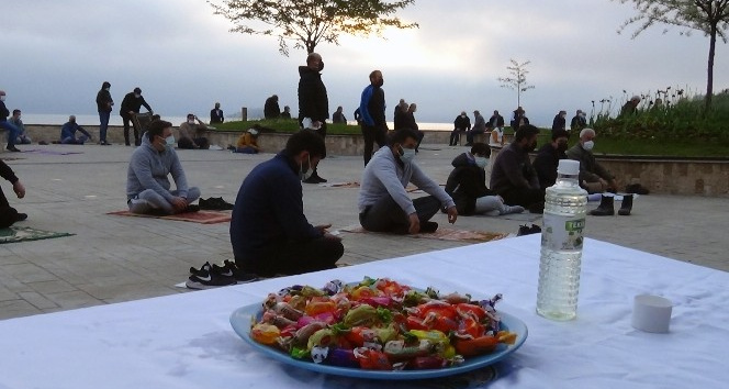 Doğu Karadeniz’de en çok vaka görülen Giresun’da Ramazan Bayramı namazı açık alanlarda kılındı