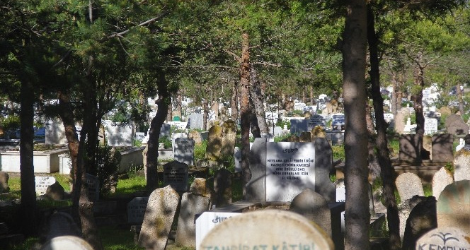 Erzincan’da bayramın ilk günü mezarlıklarda sessizlik hâkim oldu