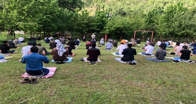 Şırnak’ta bayram namazı bahçede kılındı