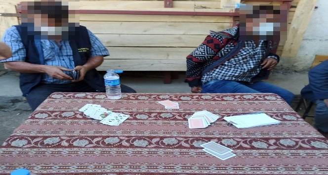 Kula İlçe Jandarma’dan bir kumar baskını daha: 15 kişi kumar oynarken yakalandı