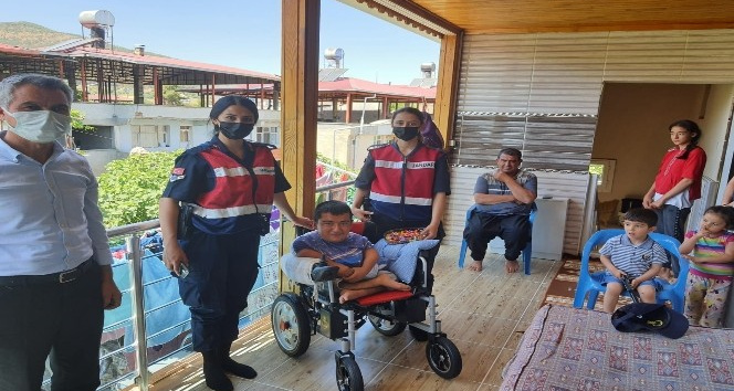 Jandarma engellileri unutmadı