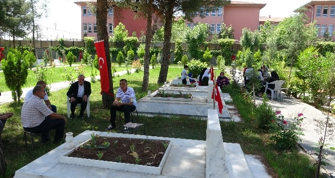 Diyarbakır’daki şehitlikte hüzünlü bayram