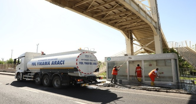 Diyarbakır Büyükşehir Belediyesi temizlik çalışmalarına aralıksız devam ediyor