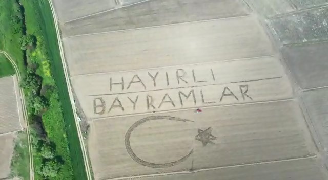 Tarlasına traktörüyle ’hayırlı bayramlar’ yazdı