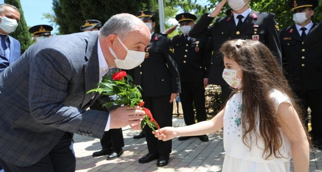 Vali Coşkun’dan şehitlik ziyareti