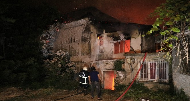 Adana’da ahşap müstakil evde çıkan yangın korkuttu