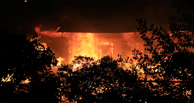 Adana’da ahşap müstakil evde çıkan yangın korkuttu