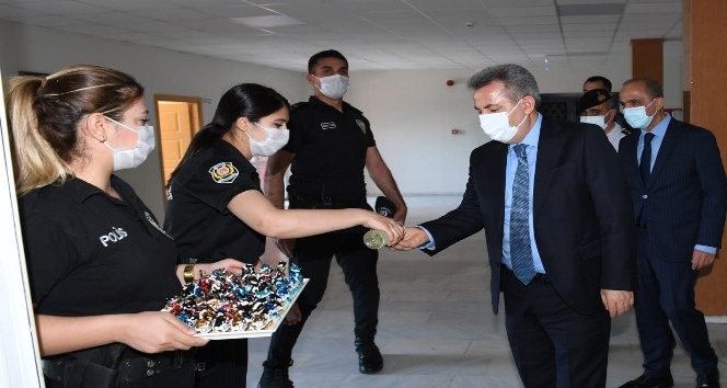 Adana Valisi Elban kamu kurum çalışanlarıyla bayramlaştı