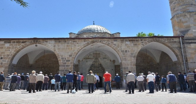 Filistin’de hayatını kaybedenler için gıyabi cenaze namazı kılındı