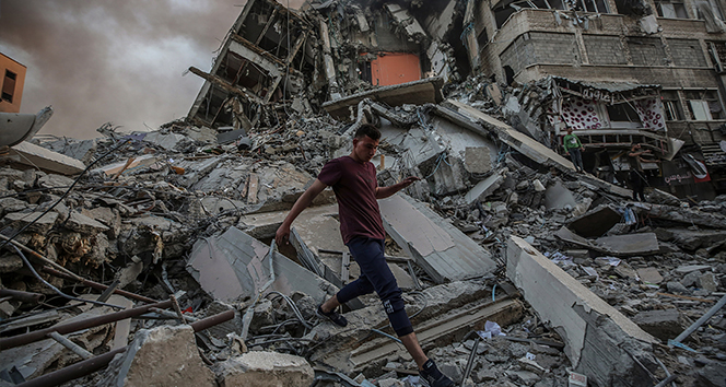 İsrail saldırılarının hedefi Gazzede yıkım görüntülendi