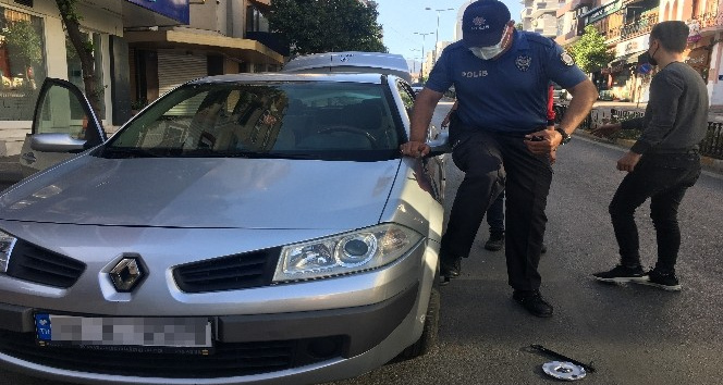 Otomobilinin lastiği patlayan sürücünün imdadına polis ekipleri yetişti