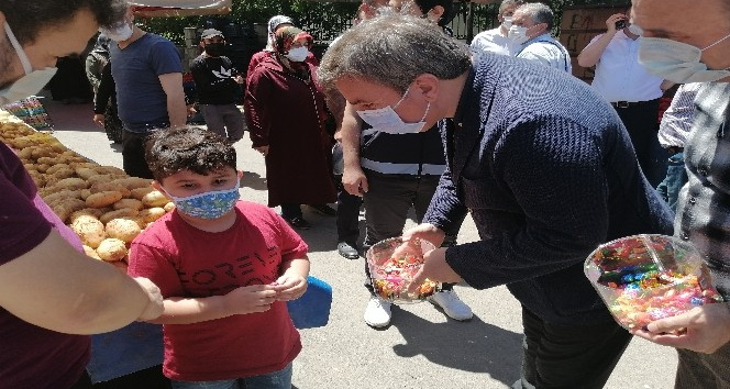 Vali Aydoğdu, semt pazarında esnaf ve vatandaşlara şeker ikram edip bayramlaştı