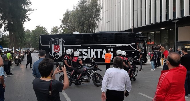 Beşiktaş, Gürsel Aksel Stadyumu’na ulaştı