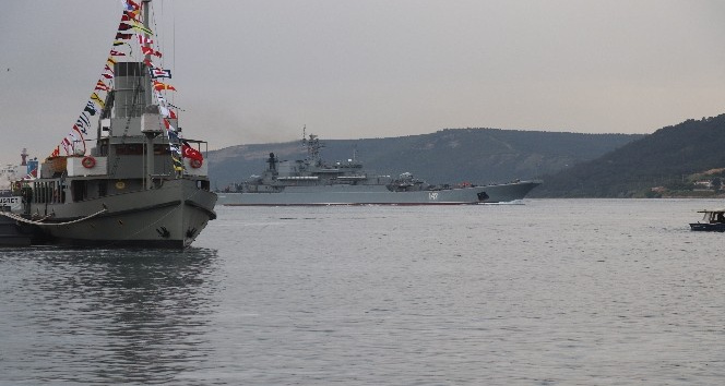 Rus ve İngiliz savaş gemileri peş peşe Çanakkale Boğazı’ndan geçti