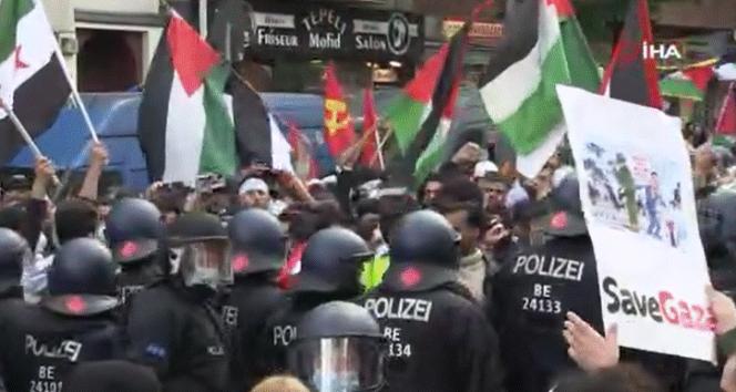 Berlin&#039;de Filistin’e destek yürüyüşünde polisten sert müdahale!