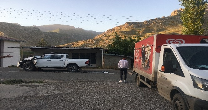 Markete giden çocuklar kaza yapan araçların altında kalmaktan son anda kurtuldu