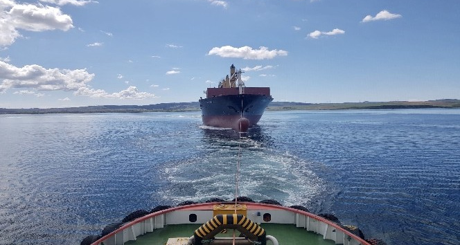 Çanakkale açıklarında sürüklenen gemi kurtarıldı
