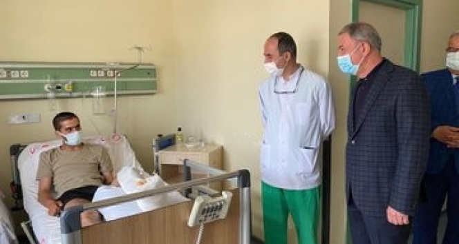 Bakan Akar, Irak&#039;ın kuzeyinde yaralanan Mehmetçiği ziyaret etti
