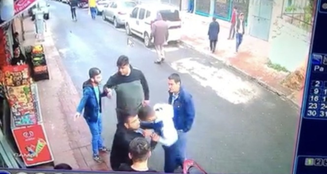 (Özel) Beyoğlu’nda silahlı kavga kamerada: Kafa atan şahsa kurşun yağdırdı
