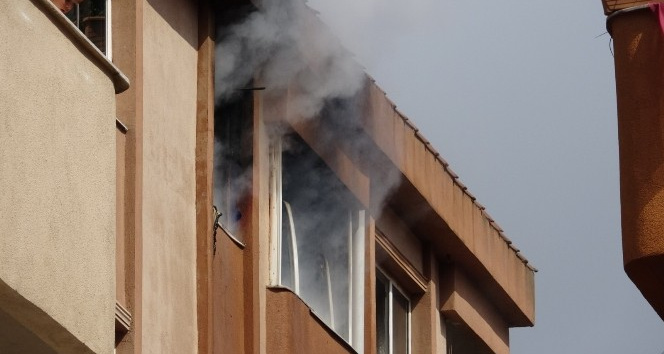 Çekmeköy’de sitede korkutan yangın: 2 kişi mahsur kaldı