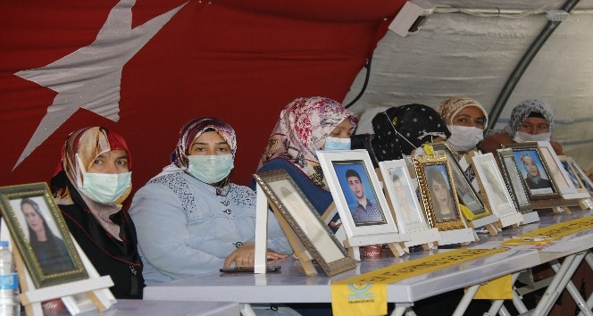 Kısıtlamalar kalktı, evlat nöbetindeki aileler HDP önündeki çadıra koştu