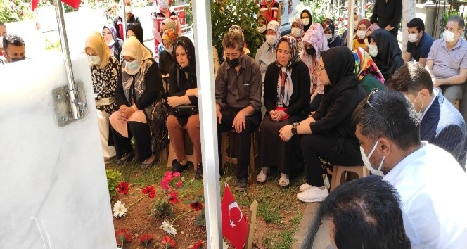 Kahramanmaraşlı şehit kabri başında dualarla anıldı