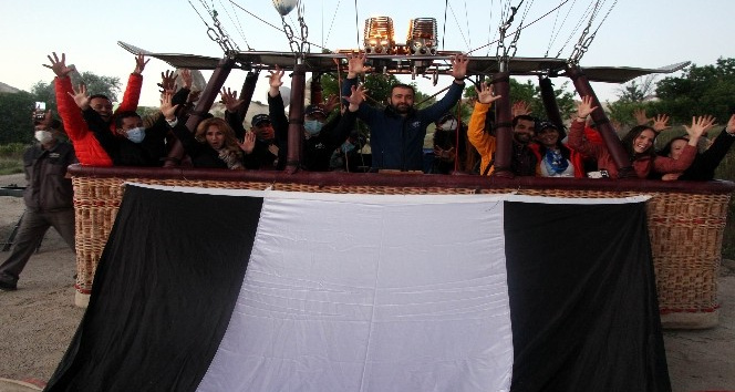 Kapadokya’da Beşiktaş’ın şampiyonluğu gökyüzünde kutlandı