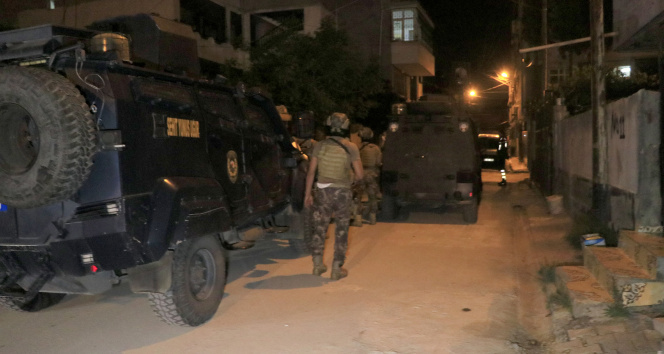 Tartıştığı şahıslara pompalı tüfekle ateş açarken sokakta oynayan çocuğu vurdu