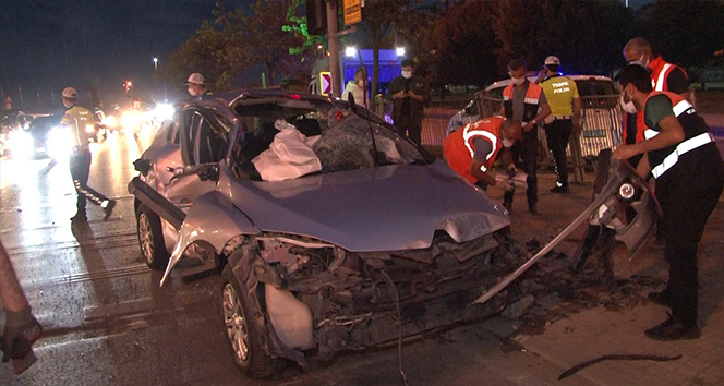 Pendik’te korkutan kaza: Aşırı hız yaptı, yaya geçidindeki bariyerlere çarpıp takla attı