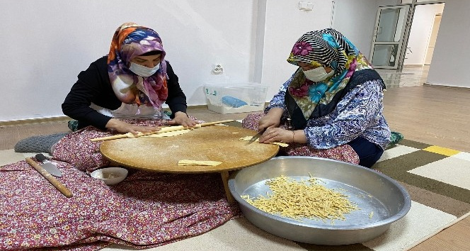 Üreten kadınlar iş başında