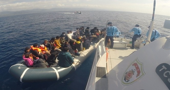 Çanakkale açıklarında 55 düzensiz göçmen kurtarıldı