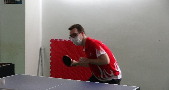 Down sendromlu Erman Çetiner’in masa tenisiyle hayatı değişti