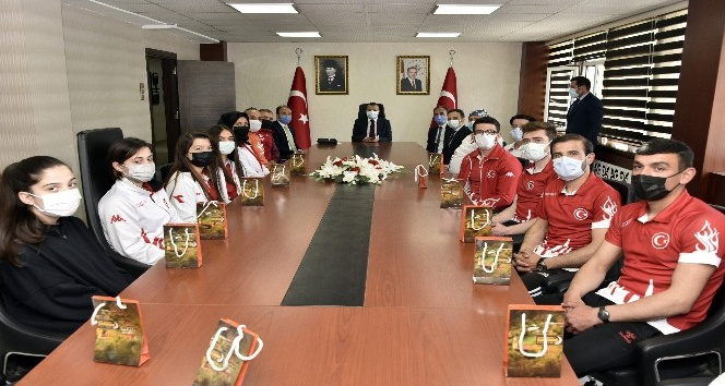 Milli sporculardan Vali Taşbilek’e ziyaret