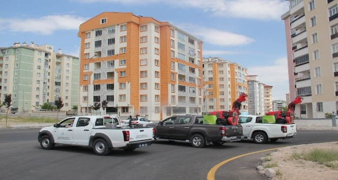 Belediye ekipleri sivrisinek ve haşereye karşı ilaçlama yapıyor