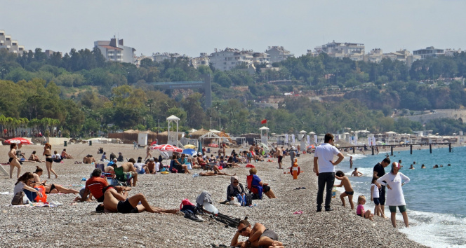 Antalya sahilleri kademeli normalleşmenin ikinci gününde de doldu taştı