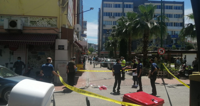 İzmir&#039;de iş yerine silahlı saldırı: 2 ölü 1 ağır yaralı